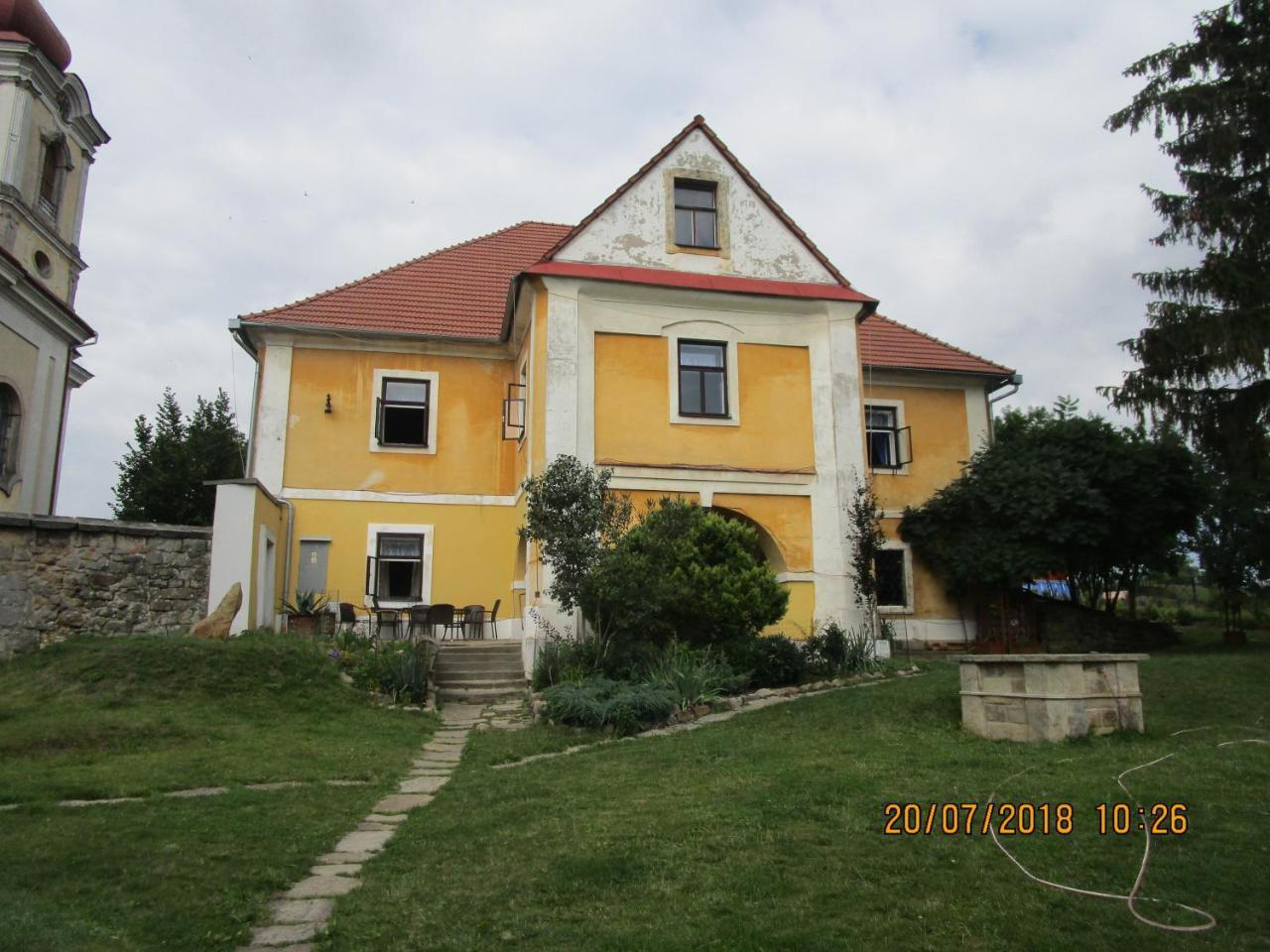Hotel Fara Choustnikovo Hradiste Esterno foto