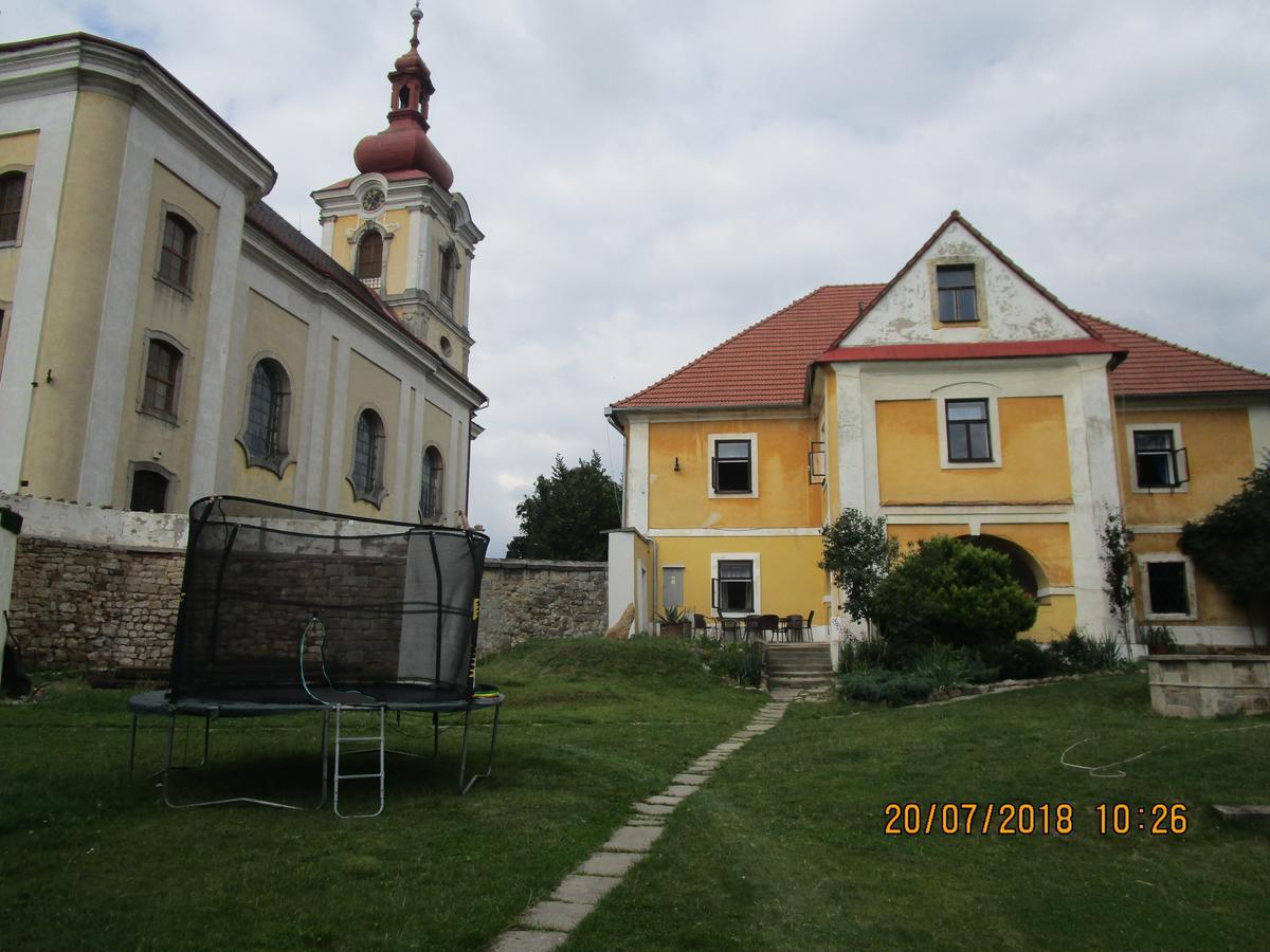 Hotel Fara Choustnikovo Hradiste Esterno foto